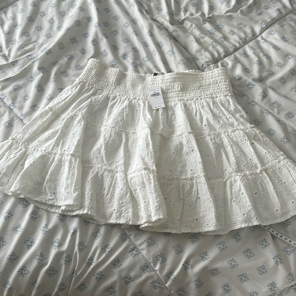 American Eagle White Skirt
Size large
New With Tags
